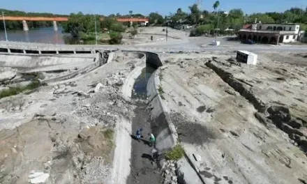Dan limpieza y mantenimiento a canal de riego ejidal en Sabinas