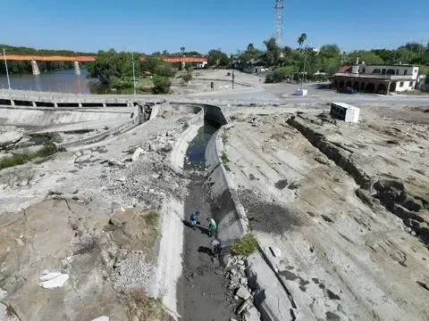 Dan limpieza y mantenimiento a canal de riego ejidal en Sabinas