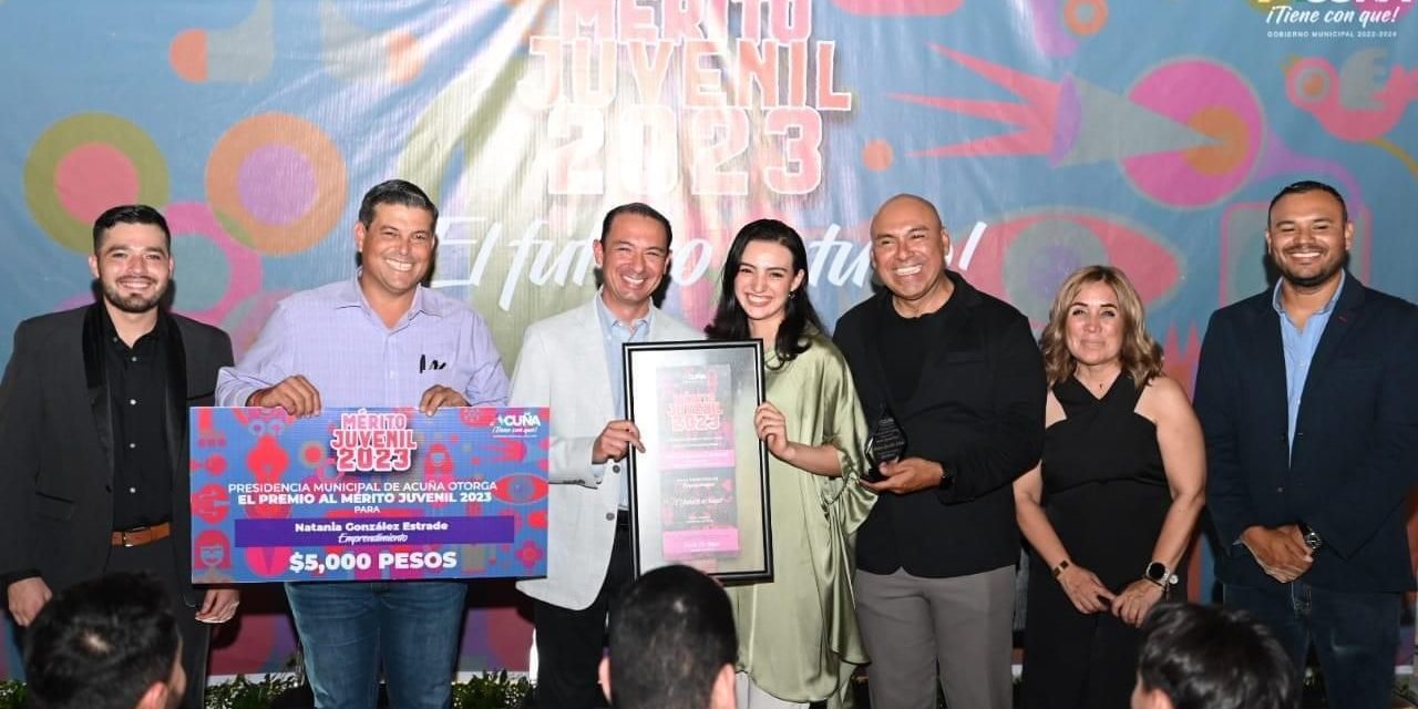 Entrega municipio de Acuña Premio al Mérito Juvenil 2023