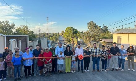 Reciben vecinos obra de pavimentación en la colonia 28 de Junio en Acuña