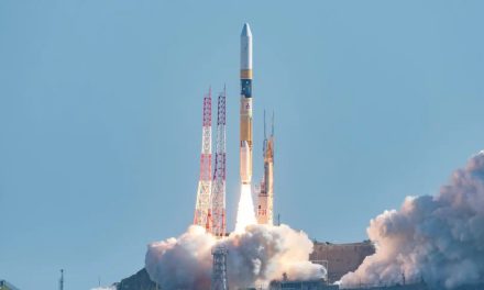 Japón lanza una sonda a la Luna y un telescopio para estudiar agujeros negros