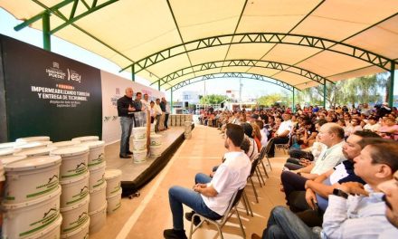 Entregan techumbre y juegos en plaza al oriente de Torreón