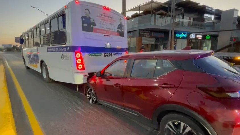 Mujer conduce en estado inconveniente y choca en Saltillo