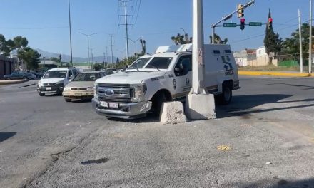 Camión se impacta en contra de la base de un señalamiento metálico en Saltillo