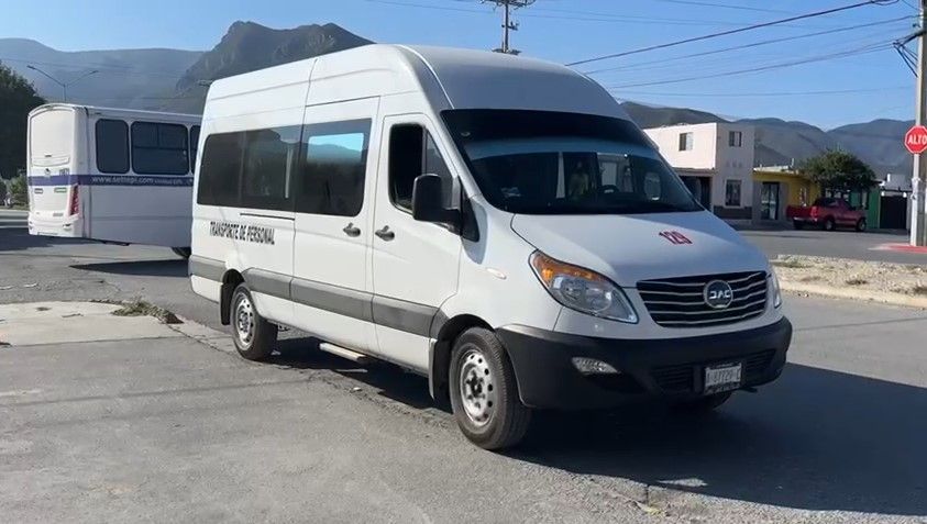 Transporte de personal atropella a adulta mayor en Saltillo