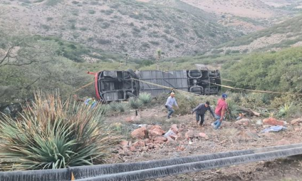 Tragedia, 10 muertos y 18 heridos tras caída de autobús a barranca en San Luis Potosí