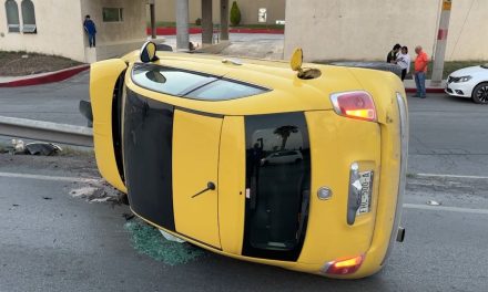 Mujer sufre volcadura en Ramos Arizpe y barrera por poco la atraviesa