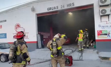 Se incendia taller mecánico en Saltillo