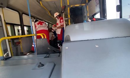 Hombre de la tercera edad perdió pisada y cae del transporte público en Saltillo