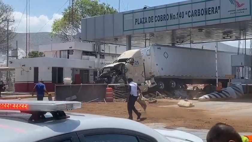 Transporte de carga derriba módulo de la caseta de cobro de la Carbonera