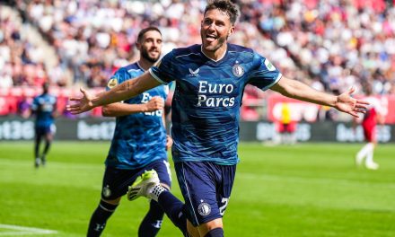 Santiago Giménez marca doblete y es líder de goleo en Países Bajos