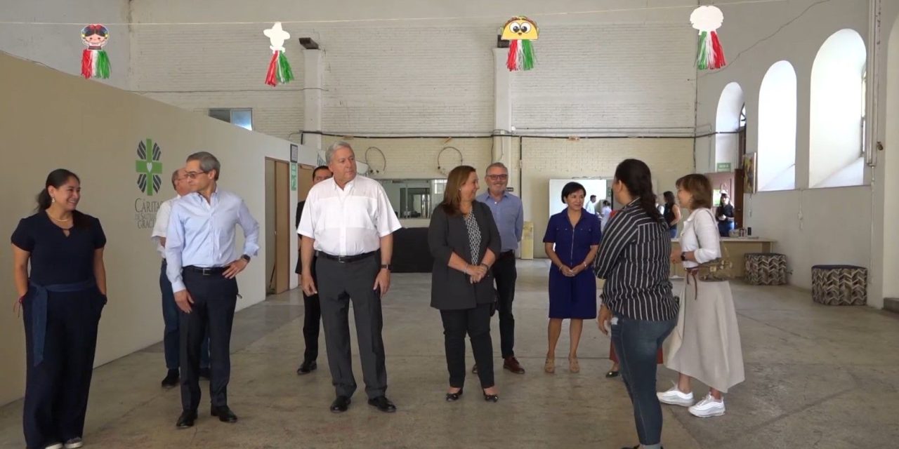 Visita Chema Fraustro el Asilo de Cáritas