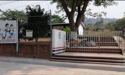 Hombres ingresan a escuela en Chiapas y privan de la libertad a una maestra