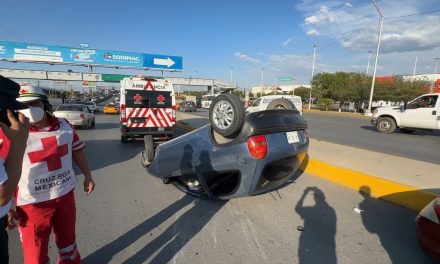Autos chocan en Periférico y uno terminó volcado