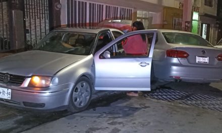 Choque deja cuantiosos daños en Saltillo; se estrelló contra casa y coche estacionando