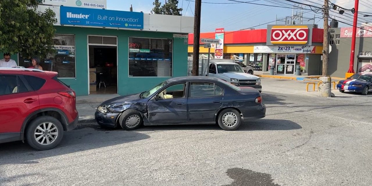 Choca por volarse el rojo en Saltillo