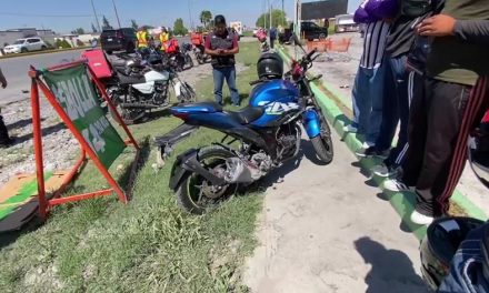 Saltillo: Motociclista al borde de la muerte tras aparatoso choque al sur de la ciudad
