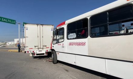 Dos mujeres lesionadas luego de un choque de transporte público en Ramos Arizpe