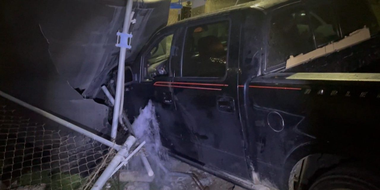 Ebrio conductor se estrella con depósito de agua  en Saltillo