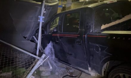 Ebrio conductor se estrella con depósito de agua  en Saltillo