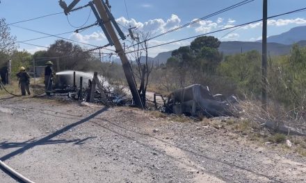 Derriba transformador y se incendia su camioneta en Saltillo