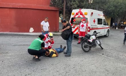 Derriba a motociclista y lo manda al hospital en Saltillo