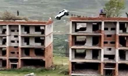 Video: Hombre quiere saltar de un edificio a otro en auto y cae de una altura de 15 metros