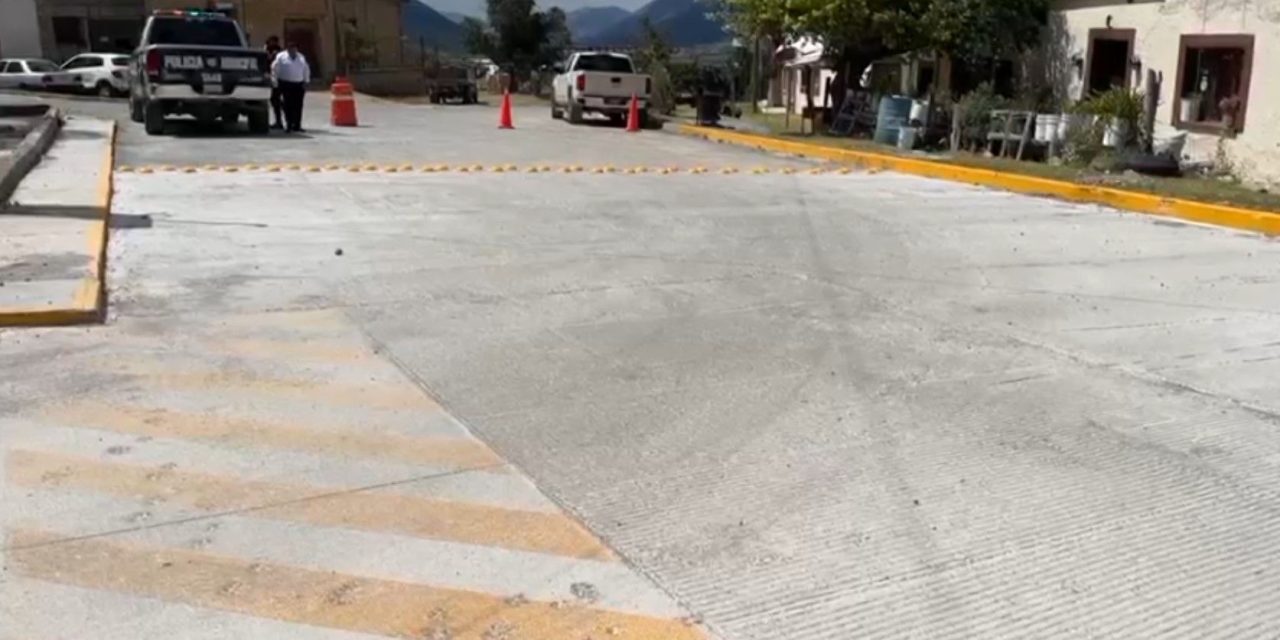 Entregan pavimentación de calles en Los Lirios