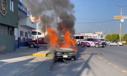 Fuego consume vehículo en Saltillo
