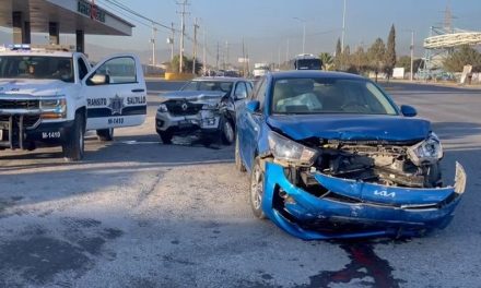 Daños materiales tras choque de la colonia Brisas en Saltillo