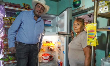 Cumple Chema Morales compromisos con el campo en Ramos Arizpe