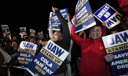Se declaran en huelga trabajadores de General Motors, Ford y Stellantis en Estados Unidos