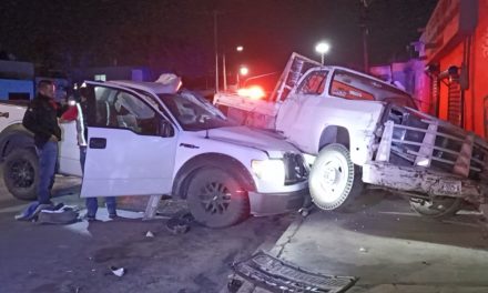 Saltillo: Sale huyendo y termina chocando, acompañante lo dejó a su suerte