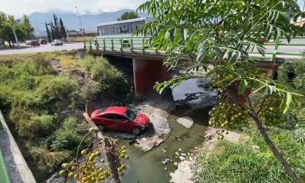 Saltillo: Localizan auto abandonado al interior de un arroyo