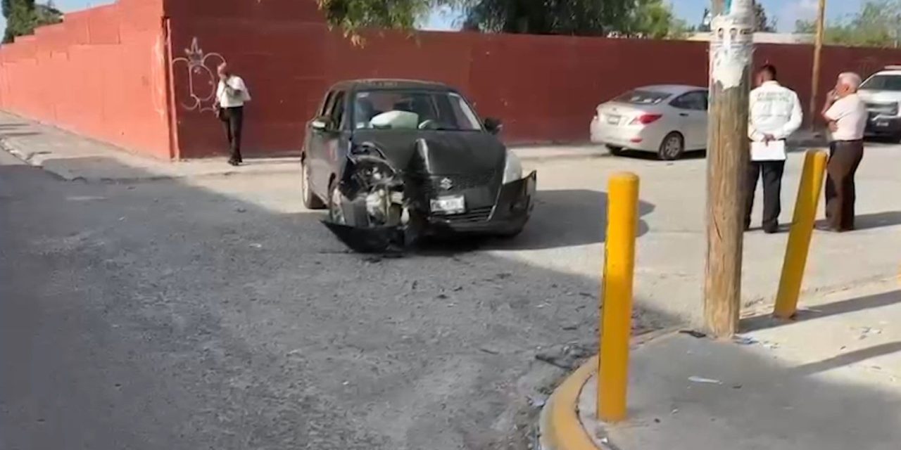 Intenta rebasar a vehículo y acabó chocando contra poste en Saltillo