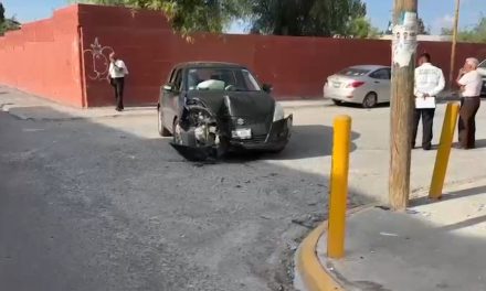 Intenta rebasar a vehículo y acabó chocando contra poste en Saltillo