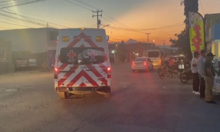 Motociclista fue embestido por camioneta en Saltillo y el culpable intenta escapar