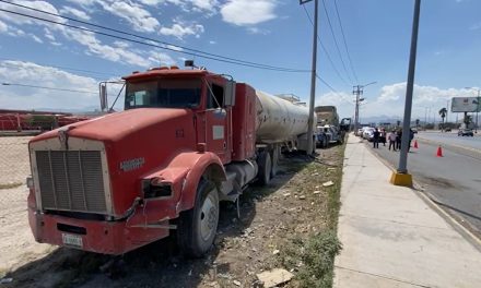 Saltillo: Derriba luminaria; se sintió mal por no comer desde ayer