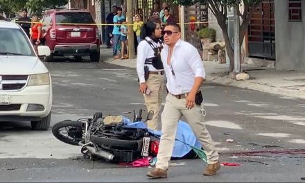 Saltillo: Muere motociclista tras accidente; se impactó en contra de un transporte de personal