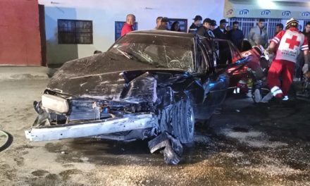 Jóvenes se debaten entre la vida y la muerte al quedar prensados tras choque en Saltillo