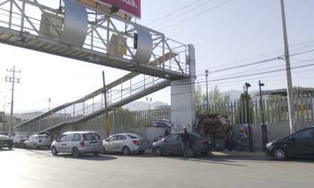Puestos de comida impiden uso de puente peatonal en el Hospital General del ISSSTE
