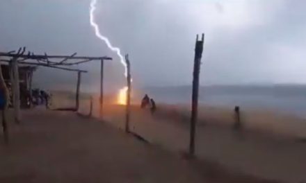 Video:  Rayo alcanza a dos personas en una playa de Michoacán