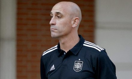 Le prohíben a Luis Rubiales acercarse y comunicarse con  Jennifer Hermoso