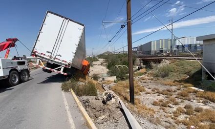 Saltillo: Tractocamión casi cae a un arroyo; tomó una curva a exceso de velocidad