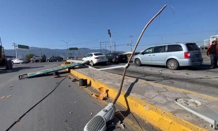 Trailero causa destrozos y huye en el bulevar Colosio