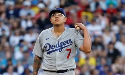 Aficionadas de los Dodgers repudian a Julio Urías en pleno estadio