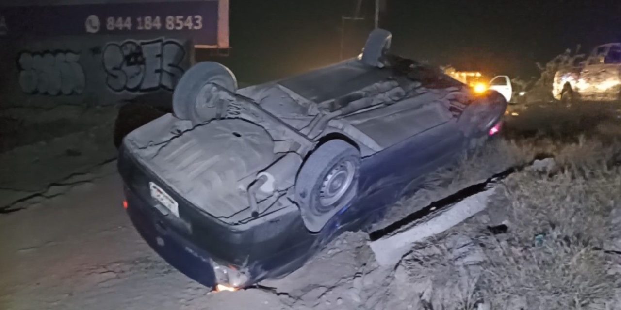 Falla mecánica lo hace volcar en Saltillo