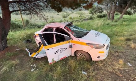 Taxi termina volcado en plena carretera y deja dos personas lesionadas