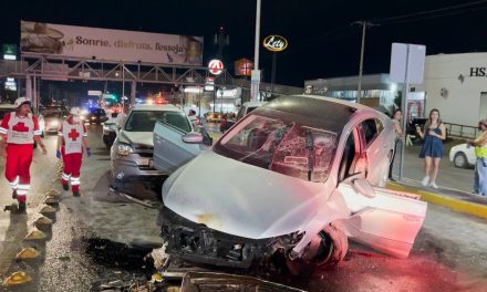 Carro vuela y cae sobre camionetas en Saltillo