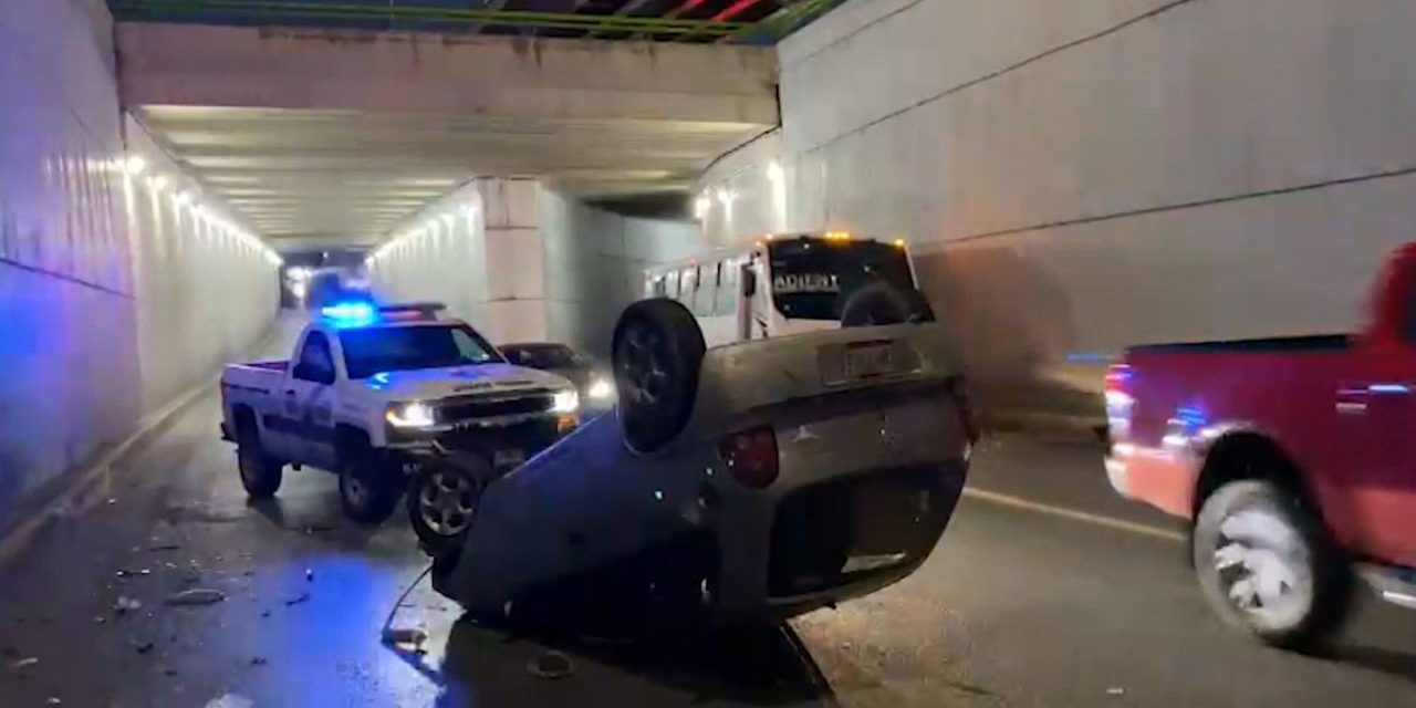 Saltillo: Auto vuelca por el impulso desmedido al tomar una curva sobre el Periférico